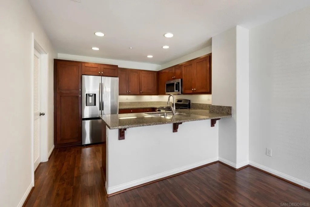 3548 Shoreline Bluff Lane, San Diego, California 92110 home-pic-8