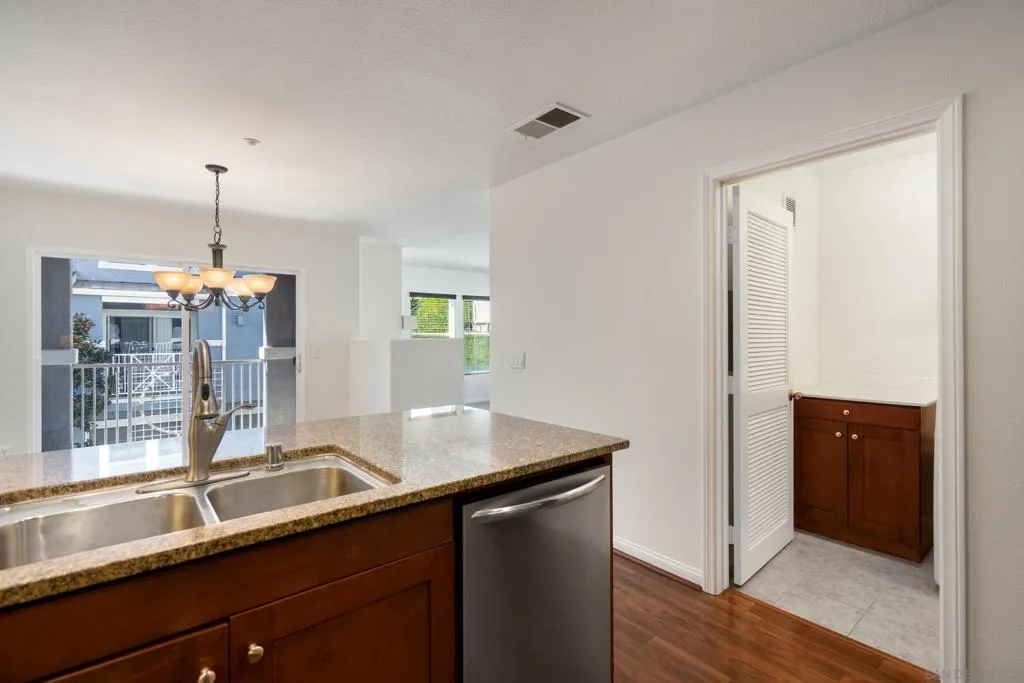 3548 Shoreline Bluff Lane, San Diego, California 92110 home-pic-10