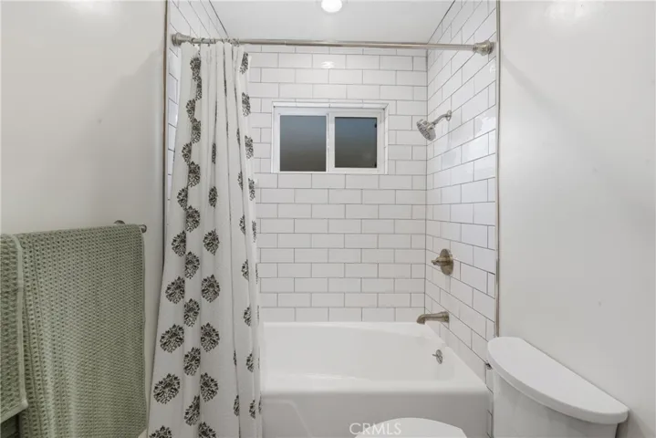 2nd bathroom with tub