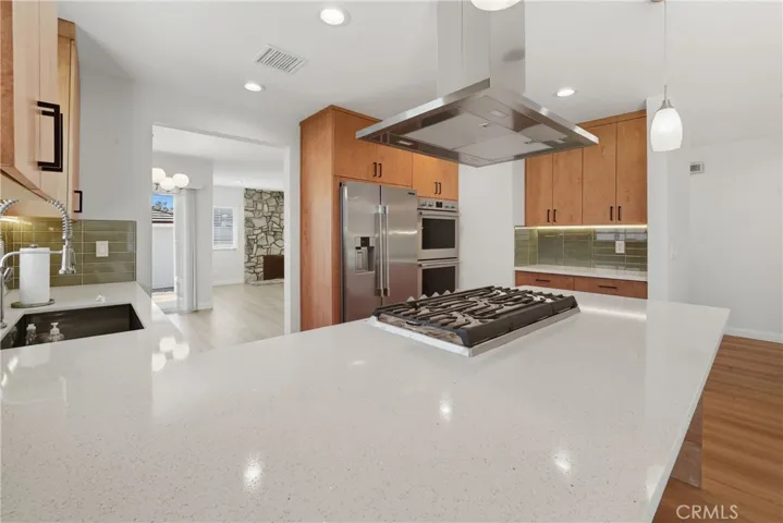 Kitchen peninsula is conveniently large