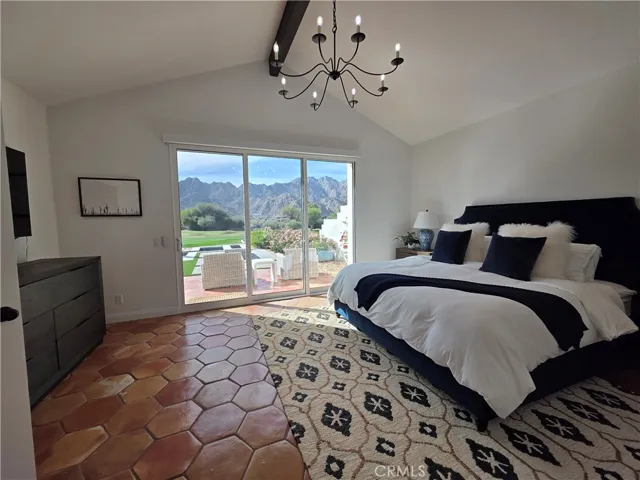 Primary bedroom with au-suit full shower / bathtub