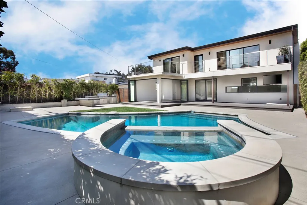 LARGE ENTERTAINER'S BACKYARD