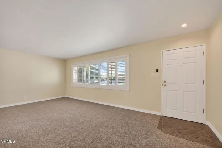 24-web-or-mls-Upmarket Media-204Ban055