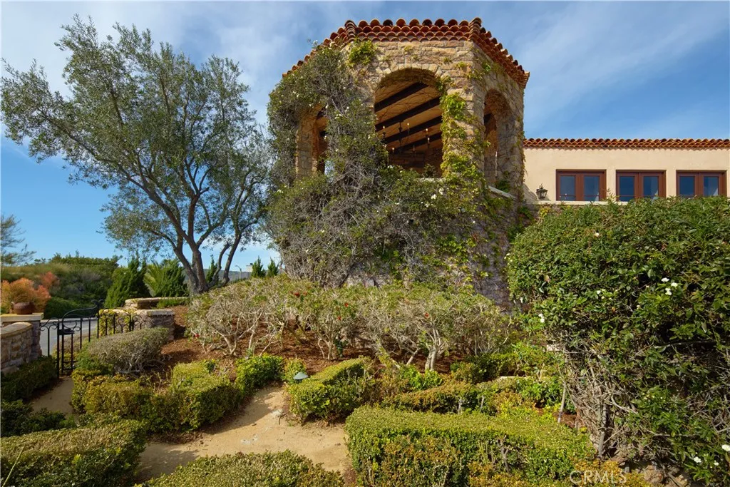 1302 Skyline Drive, Laguna Beach, California 92651 home-pic-34