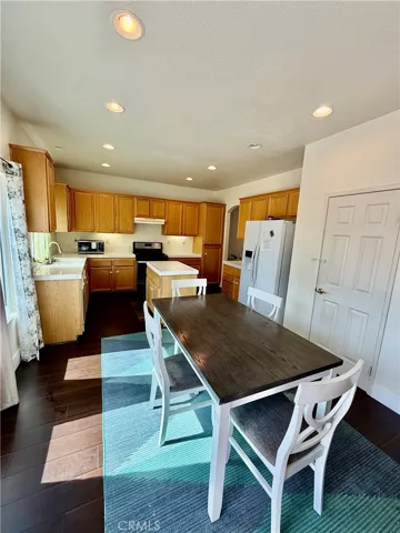 slider doors off the dining area in kitchen access the large backyard...