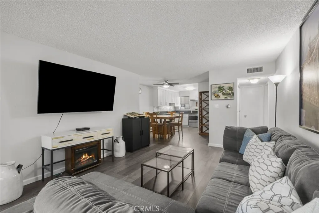 18555 Collins Street C18, Tarzana, California 91356 home-pic-3
