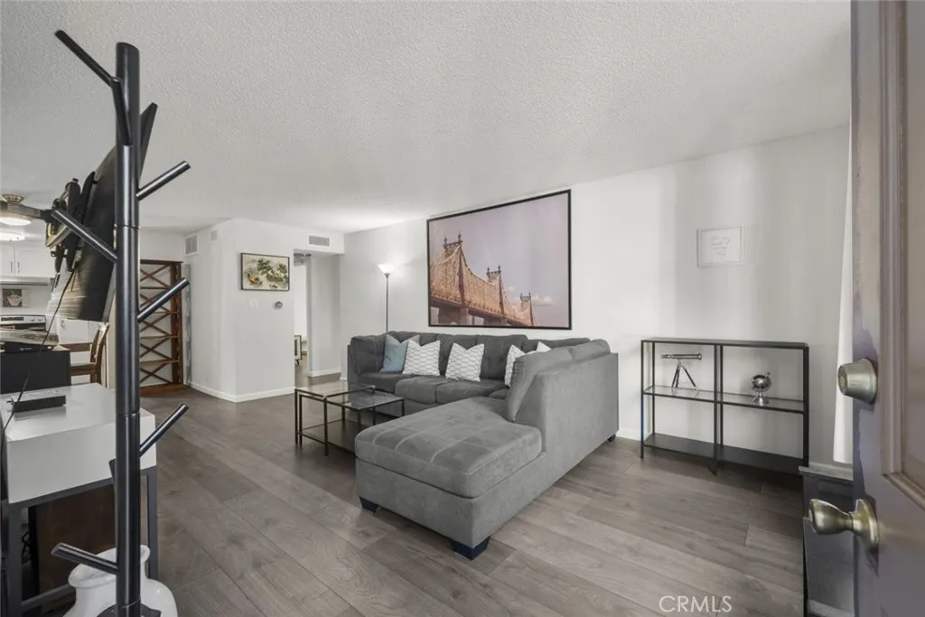 18555 Collins Street C18, Tarzana, California 91356 home-pic-2