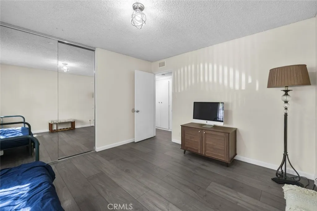 18555 Collins Street C18, Tarzana, California 91356 home-pic-21