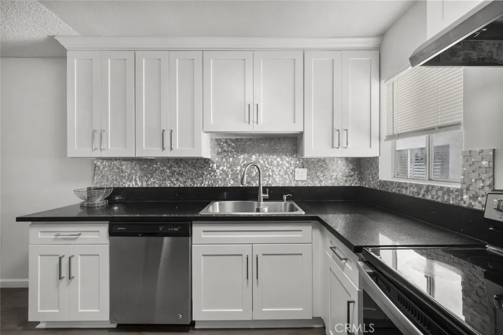 18555 Collins Street C18, Tarzana, California 91356 home-pic-8