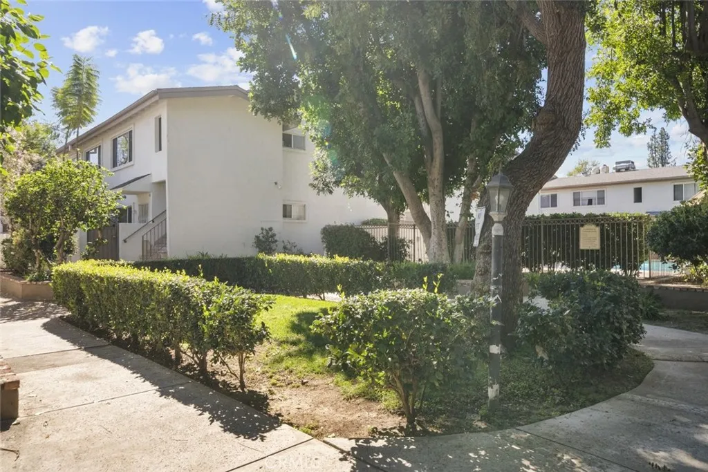 18555 Collins Street C18, Tarzana, California 91356 home-pic-24