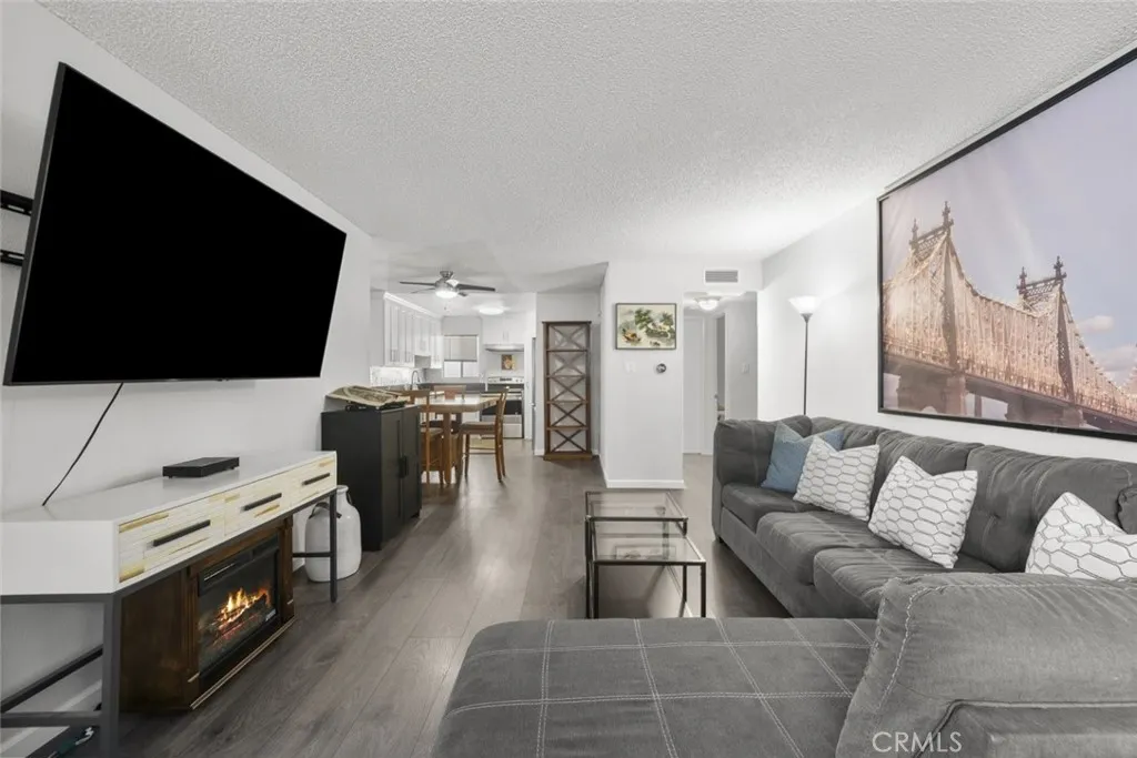 18555 Collins Street C18, Tarzana, California 91356 home-pic-1