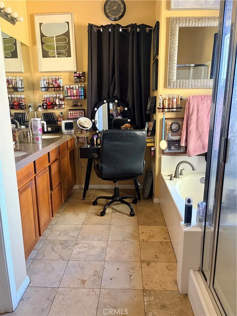 26014 Zaddison Court, Newhall, California 91350 home-pic-14