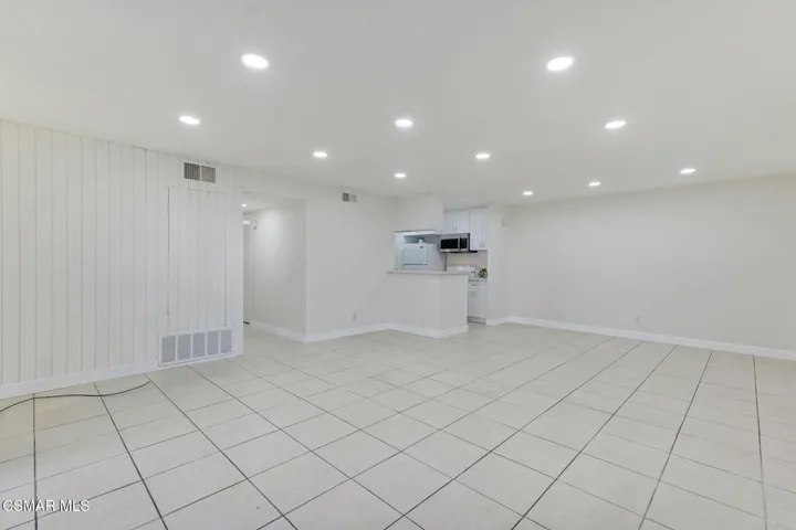 5700 Etiwanda Ave  -  HsHProd-16