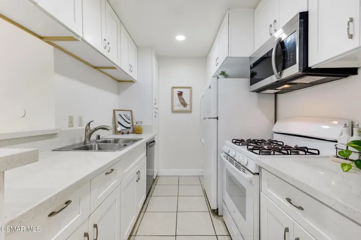 5700 Etiwanda Ave  -  HsHProd-12