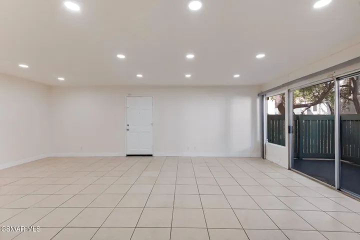 5700 Etiwanda Ave  -  HsHProd-28