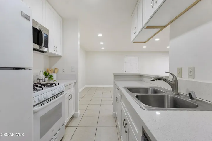 5700 Etiwanda Ave  -  HsHProd-14