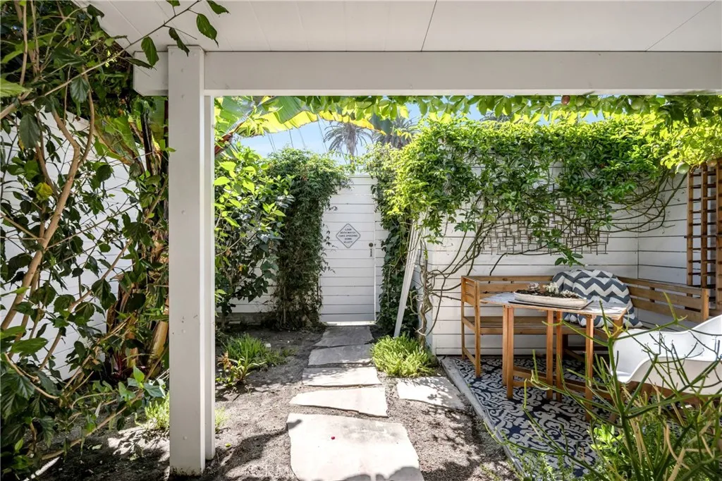 2317 Walgrove, Los Angeles, California 90066 home-pic-36