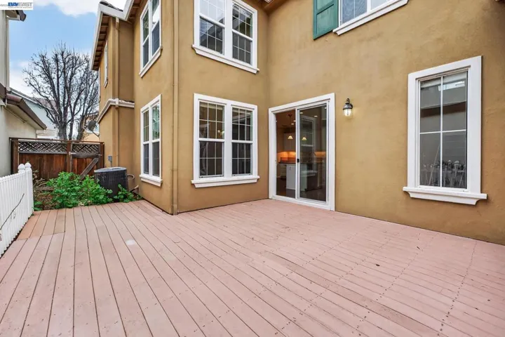 Side yard without virtual staging