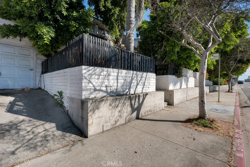 11667 Burbank, North Hollywood, California 91601 home-pic-5