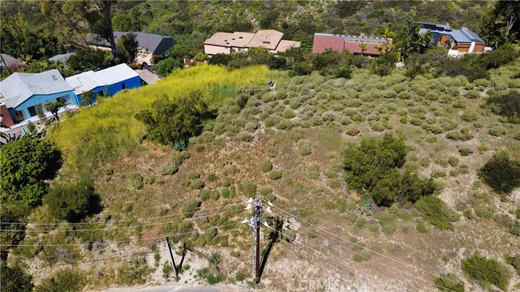 Aerial view highlighting the site’s natural contours and setting, offering a strong foundation for a thoughtfully designed modern residence.