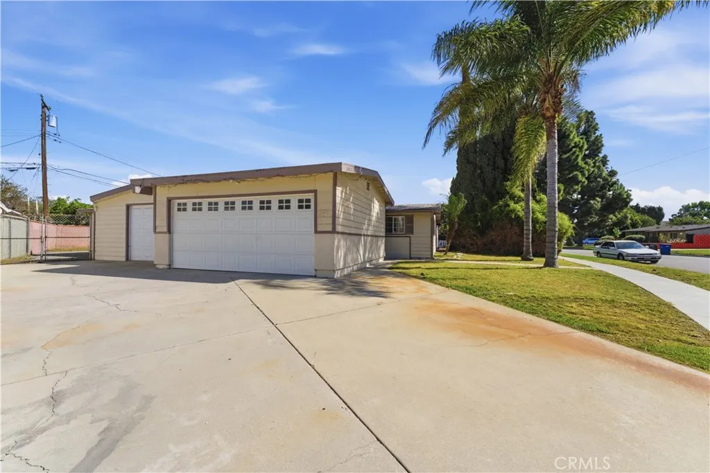 20020 Alburtis Avenue, Lakewood, California 90715 home-pic-1
