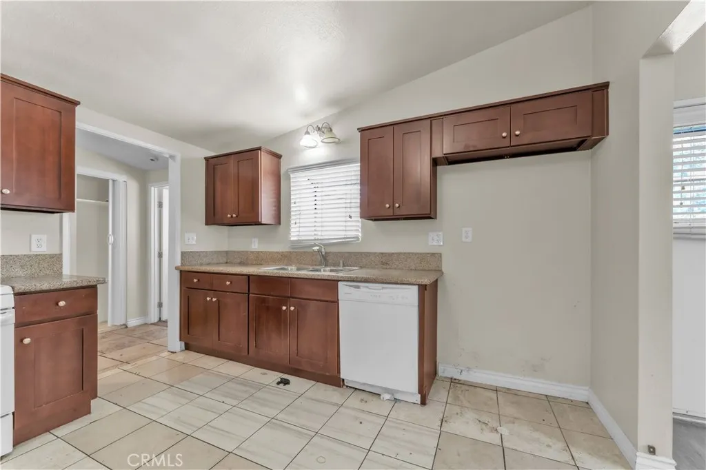20020 Alburtis Avenue, Lakewood, California 90715 home-pic-3