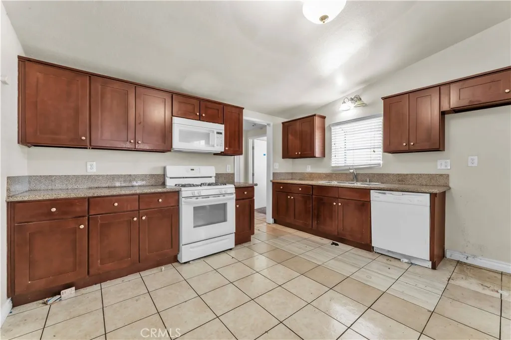 20020 Alburtis Avenue, Lakewood, California 90715 home-pic-2