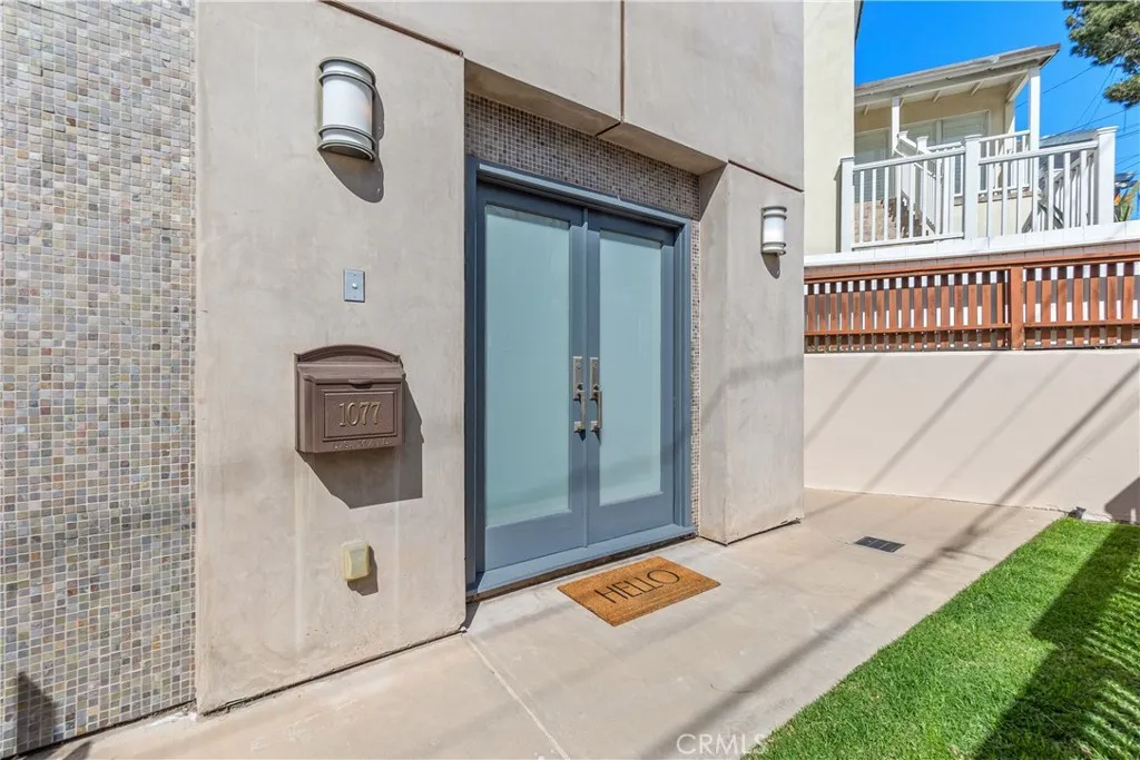 Elegant coastal home in an outstanding Hermosa Beach setting, close to the beach, dining, and everything that makes South Bay living so special.