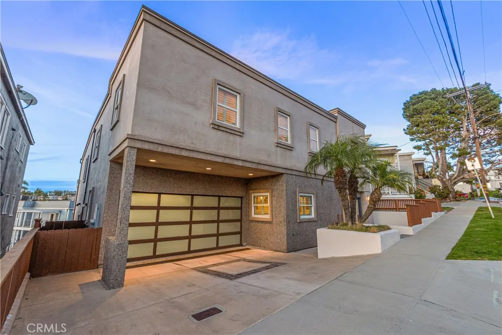 Striking coastal architecture in a fantastic Hermosa Beach location known for its welcoming neighborhood, ocean breezes, and beautiful surroundings.