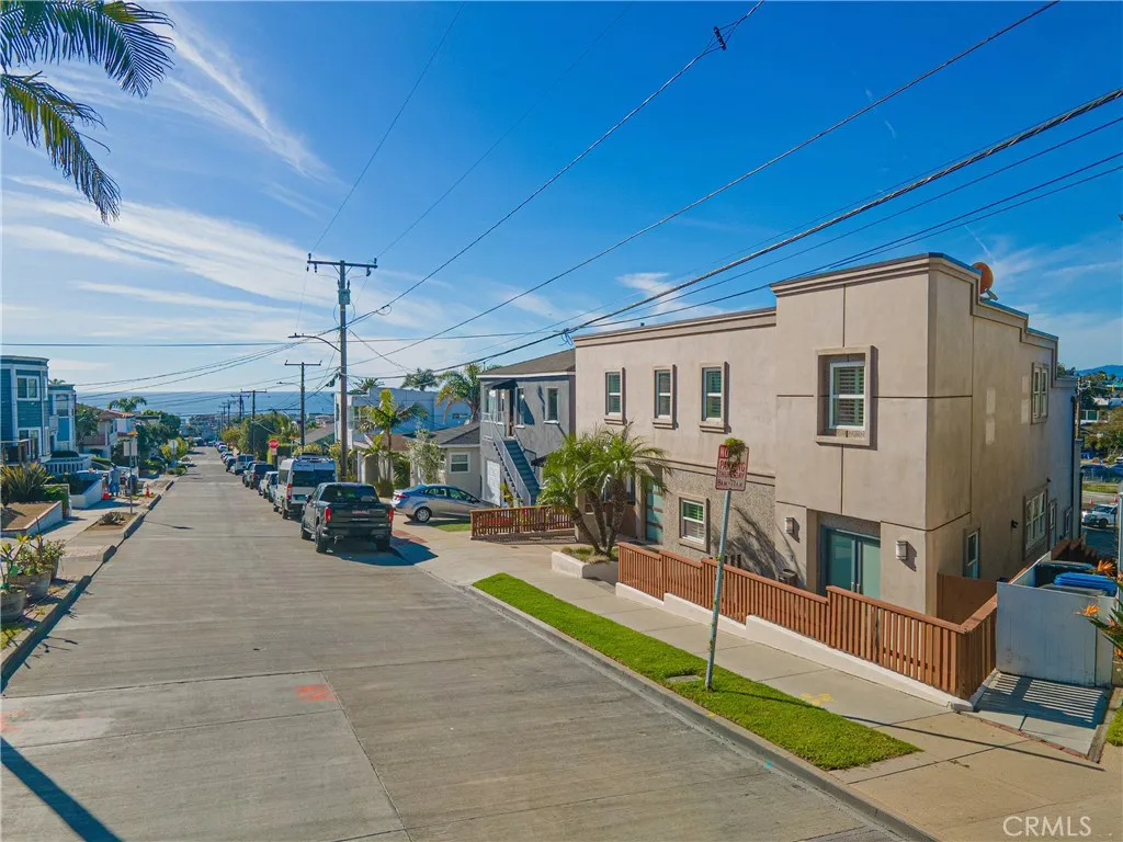 Elegant coastal home in an outstanding Hermosa Beach setting, close to the beach, dining, and everything that makes South Bay living so special.