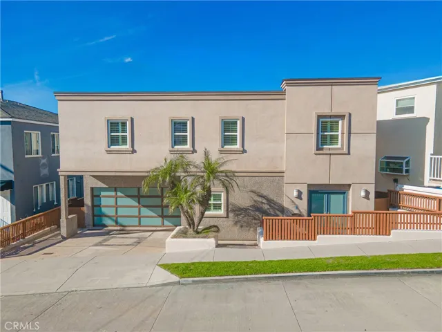 Elegant coastal home in an outstanding Hermosa Beach setting, close to the beach, dining, and everything that makes South Bay living so special.