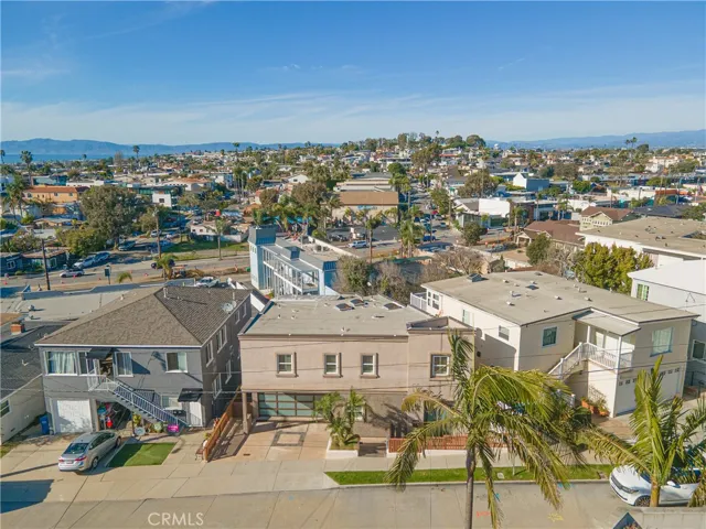 Exceptional Hermosa Beach Hills residence on a wonderful street, perfectly positioned to enjoy the South Bay’s sunshine, beaches, and vibrant coastal community.
