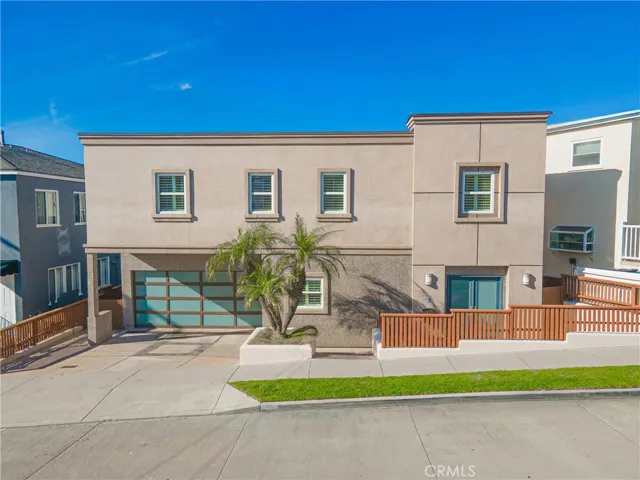 Elegant coastal home in an outstanding Hermosa Beach setting, close to the beach, dining, and everything that makes South Bay living so special.