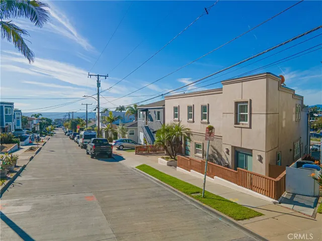 Elegant coastal home in an outstanding Hermosa Beach setting, close to the beach, dining, and everything that makes South Bay living so special.