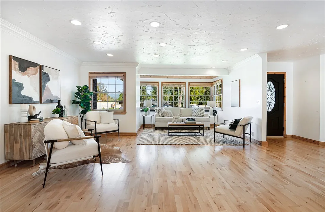 922 Carefree Drive, Simi Valley, California 93065 home-pic-7