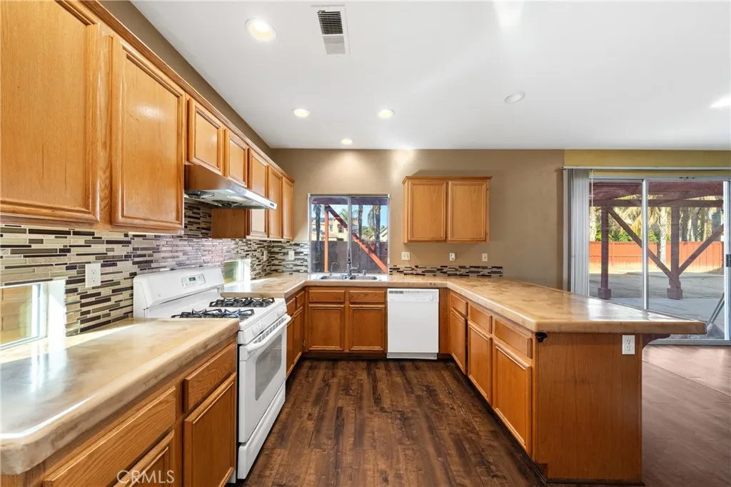 2355 Capet, San Jacinto, California 92583 home-pic-5
