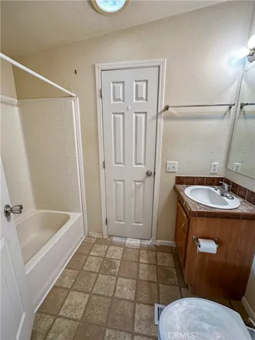 Bathroom 1 in between two rooms