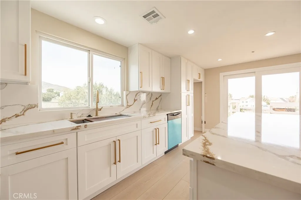 957 Sierra Hills Lane, Palmdale, California 93550 home-pic-24