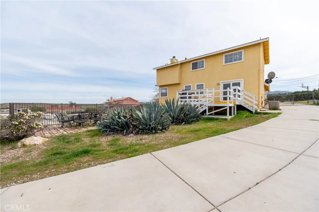 957 Sierra Hills Lane, Palmdale, California 93550 home-pic-3