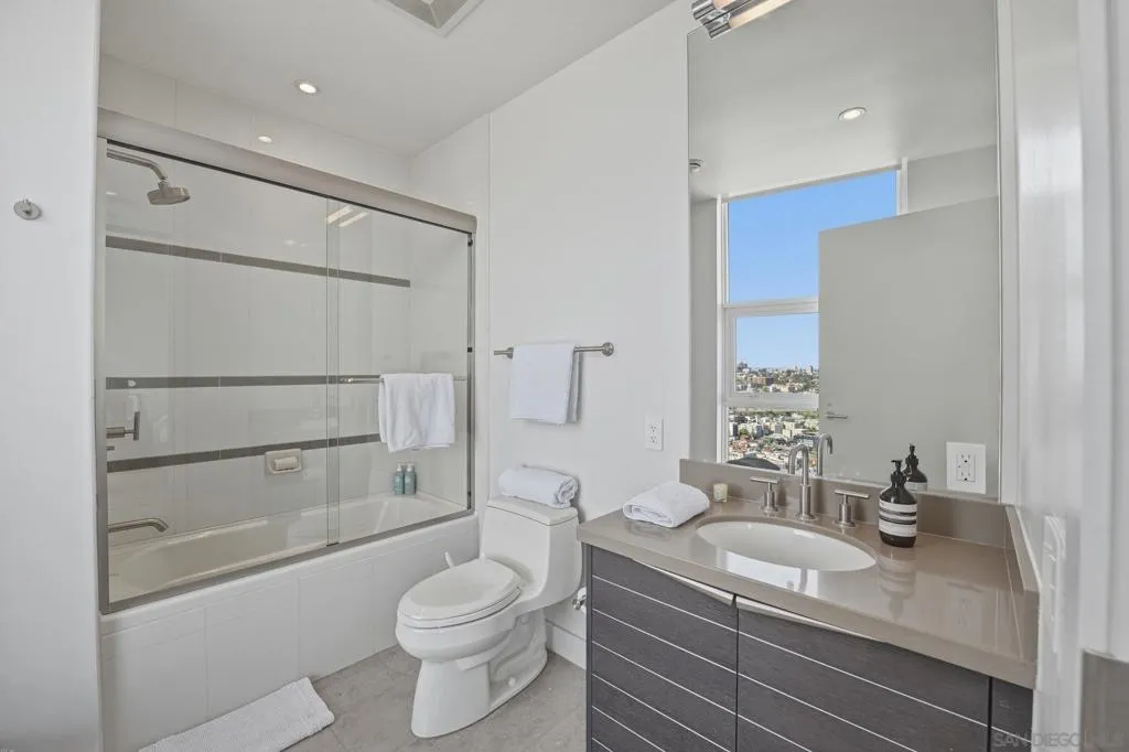 1325 Pacific Hwy 3503, San Diego, California 92101 home-pic-43