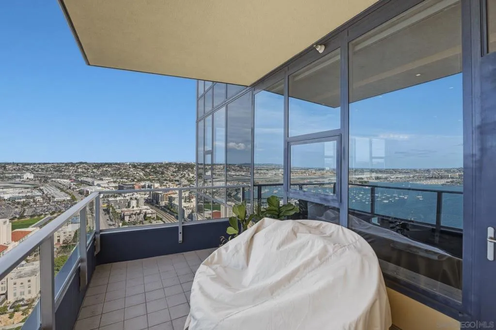1325 Pacific Hwy 3503, San Diego, California 92101 home-pic-17