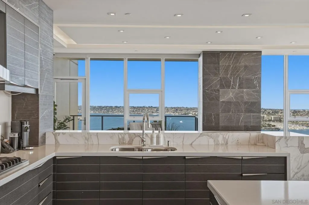 1325 Pacific Hwy 3503, San Diego, California 92101 home-pic-48
