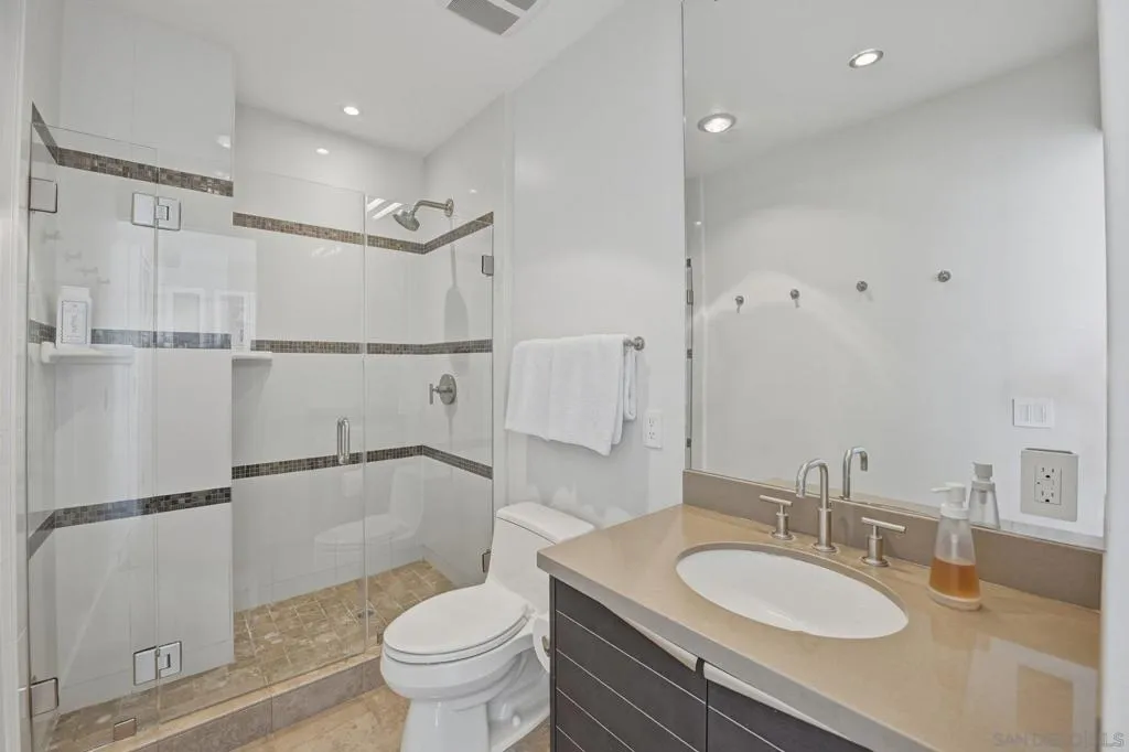 1325 Pacific Hwy 3503, San Diego, California 92101 home-pic-39