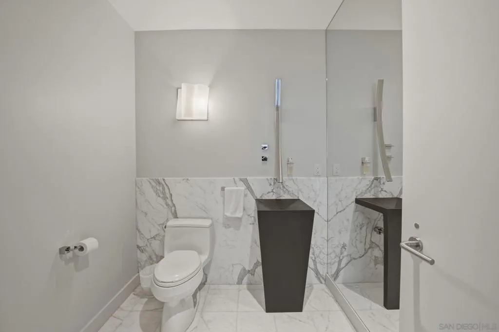 1325 Pacific Hwy 3503, San Diego, California 92101 home-pic-23