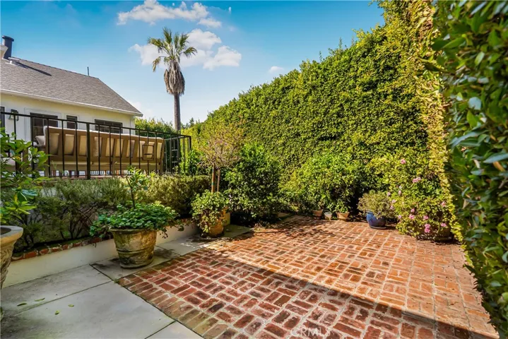 PRIVATE AND SERENE OUTDOOR SEATING