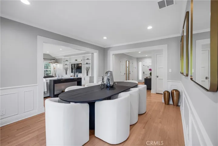 ELEGANT DININ ROOM