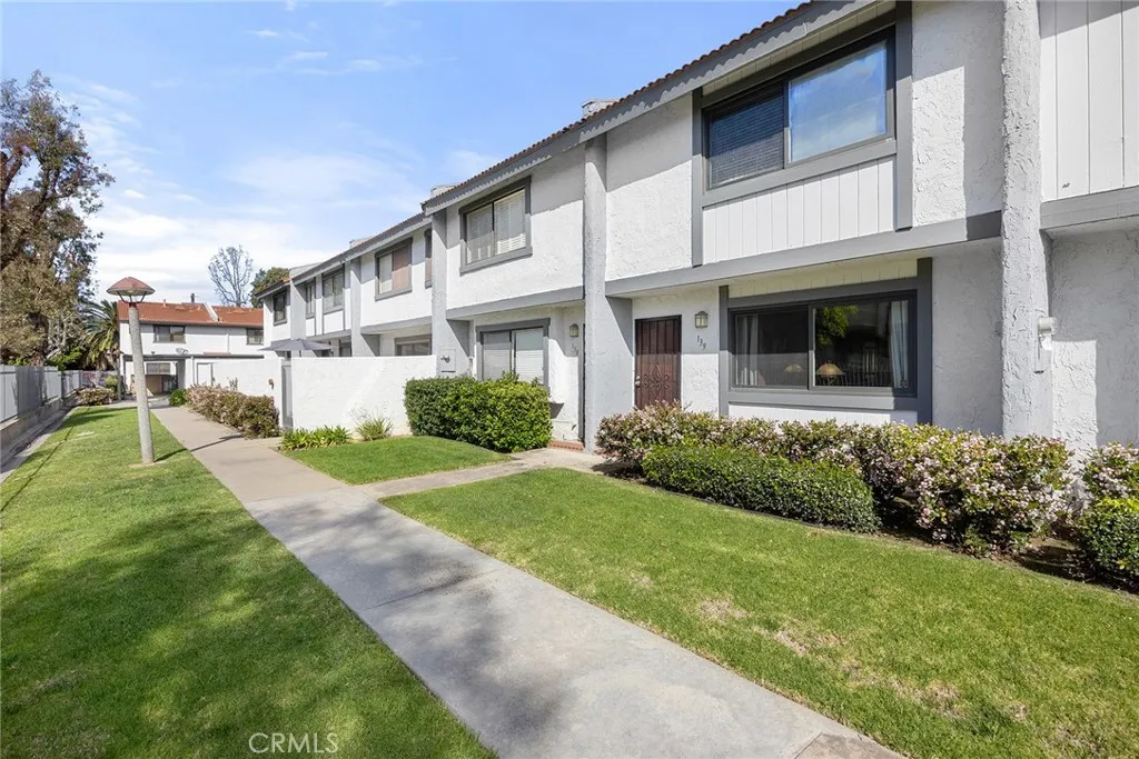 1910 W Palmyra Avenue 139, Orange, California 92868 home-pic-3