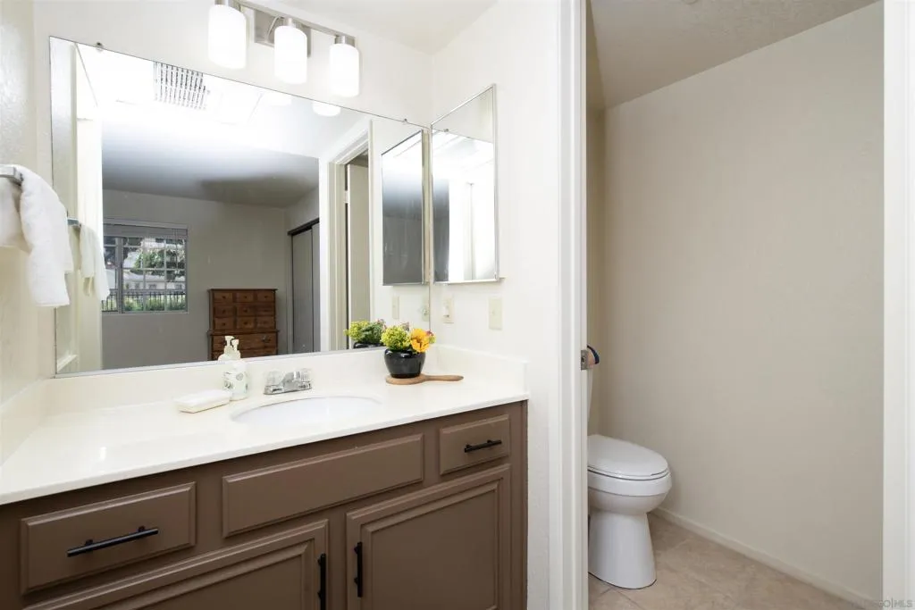 1050 La Tortuga Dr 15, Vista, California 92081 home-pic-10