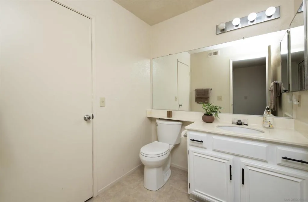 1050 La Tortuga Dr 15, Vista, California 92081 home-pic-8