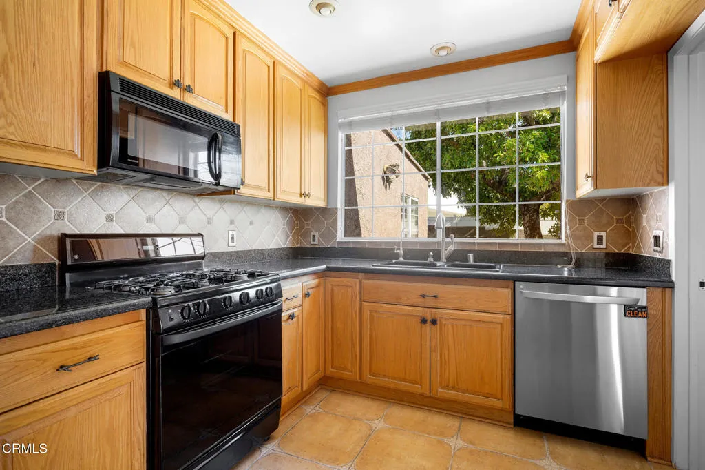 2444 N Parish Place, Burbank, California 91504 home-pic-15